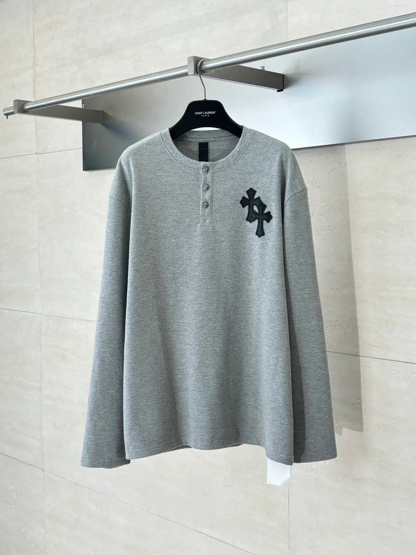 P400 Chrome Heart*/Chrome Heart 25 patchwork leather Henry collar waffle sweatshirt. The fabric is made of 350g cotton waffle double-layer material before washing (to distinguish between low-gram weight cut corners and non-pure cotton market products). The silver buckles and scrolls are made of antique bronze and real silver (the materials used have reached 300+ quality in the market). The leather label is still made of genuine imported lambskin. The most important thing is that the leather is hand-extended and stitched (the cost is high when it comes to manual work) in the fabric and hardware A lot of effort has been put into the craftsmanship. The highest quality in the market. The industry benchmark is only owned by a few people. Size: S/M/L